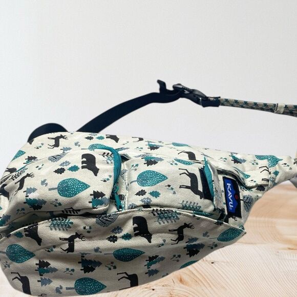 KAVU Mini Rope Bag Cozy Den Forest Animal Print Canvas Crossbody Sling NWT - Picture 3 of 7